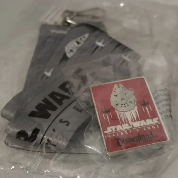 🏰Disneyland Resort Star Wars Galaxy's Edge Collector Pin And ID Lanyard - Picture 1 of 6